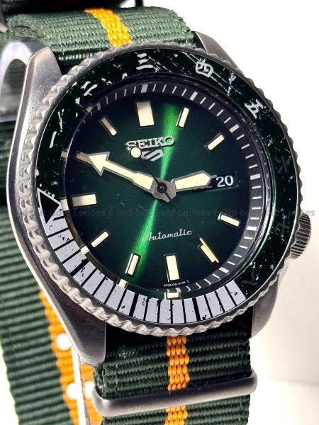 Seiko - Limited Edition - Relógio 5 Sushi Automatic - 4R36 09H0 - Funcionando - 43mm. Atenção! Os Relógios estão no estado de conservação usado e não novo, portanto podem precisar de revisão ou restauro e podem conter vícios ou defeitos ocultos não mencionados na descrição ou fotos, o funcionamento descrito é apenas sobre a função relógio, questione todas suas dúvidas antes de efetuar os lances, eles são IRREVOGÁVEIS e IRRETRATÁVEIS! Leia os Termos e Condições e a caixa de informações do leilão em Home no site GOLD.LEL.BR dando ênfase nas Informações Importantes, ao efetuar o lance o arrematante concorda com Datas, Prazos e Regras da casa de leilões É Old but Gold. MUITA ATENÇÃO AS FOTOS, solicitações de mais fotos ou dúvidas devem ser enviadas pelo Whatsapp 11 9 8877 2582.
