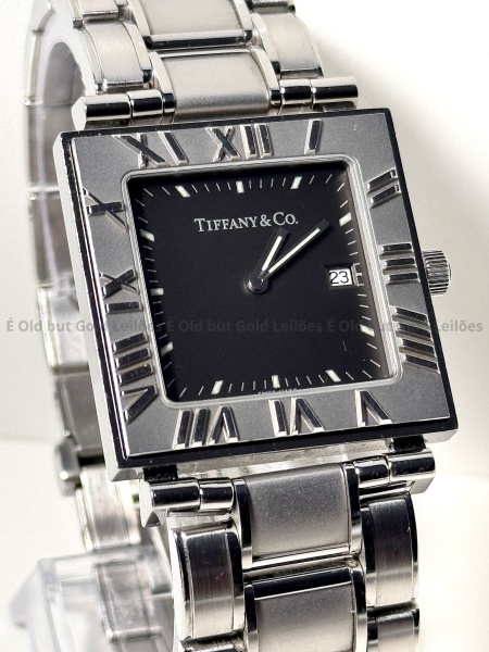 Tiffany & Co - Relógio - Funcionando - 29x29cm. Atenção! Os Relógios estão no estado de conservação usado e não novo, portanto podem precisar de revisão ou restauro e podem conter vícios ou defeitos ocultos não mencionados na descrição ou fotos, o funcionamento descrito é apenas sobre a função relógio, questione todas suas dúvidas antes de efetuar os lances, eles são IRREVOGÁVEIS e IRRETRATÁVEIS! Leia os Termos e Condições e a caixa de informações do leilão em Home no site GOLD.LEL.BR dando ênfase nas Informações Importantes, ao efetuar o lance o arrematante concorda com Datas, Prazos e Regras da casa de leilões É Old but Gold. MUITA ATENÇÃO AS FOTOS, solicitações de mais fotos ou dúvidas devem ser enviadas pelo Whatsapp 11 9 8877 2582.