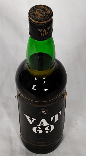 VAT 69. Finest Scotch Whisky. Garrafa lacrada de 750 ml