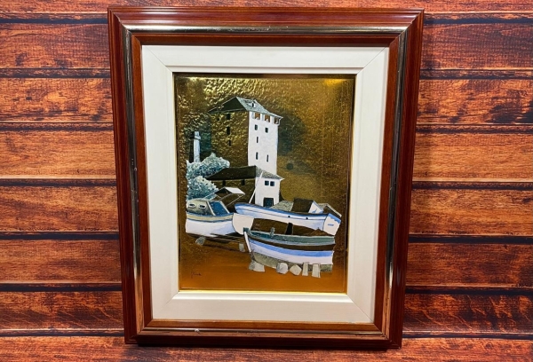 Quadro com Cromolitografia, A Casa e os Barcos em Terra, assinada pelo artista Marotta. Arte 23 x
