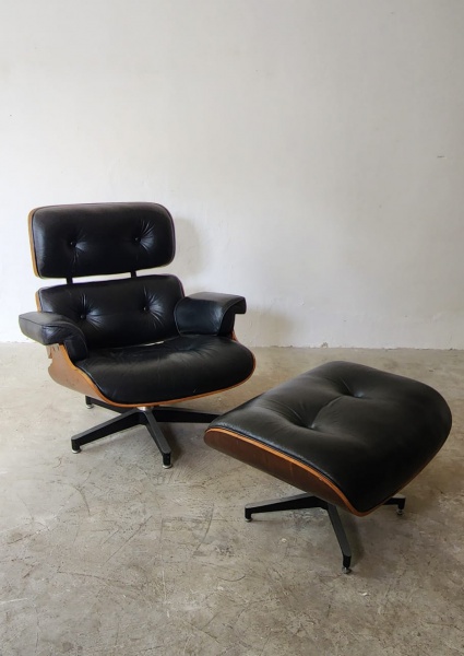 CHARLES EAMES - luxo e sofisticação nesse exemplar genuíno dos anos 80, para americana HERMAN MILLER
