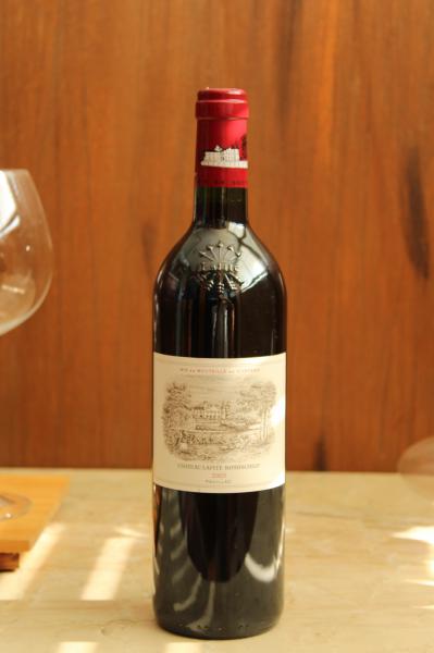 2003 Chateau Lafite Rothschild, Pauillac, França (750ml).