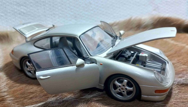 PORSCHE 911- ESCALA 1/18-UT MODELS- DIECAST - - Super conservada