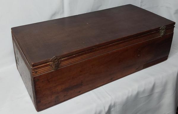 Antiga caixa de música suíça, de cilindro com 8 árias.