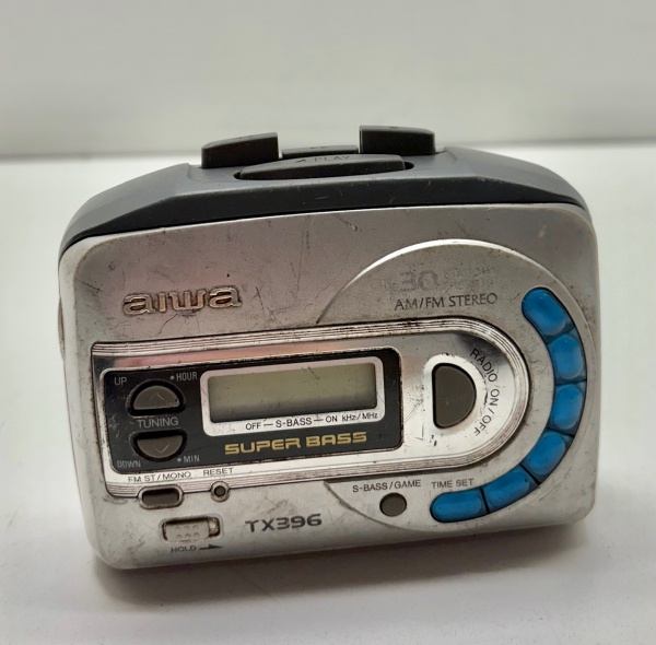 Aiwa TX396 - Antigo Walkman Super Bass com rádio AM/FM estéreo com