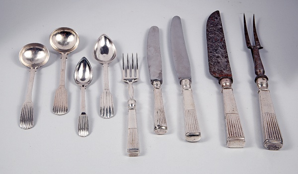 Remanescente de faqueiro em prata de lei brasileira, contraste 10 dinheiros da cidade do Rio de Janeiro. Composto por 41 peças, sendo: 9 garfos de sobremesa (540 g); 13 facas de mesa (tendo uma irrisória diferença de medida entre elas, sendo 6 e 7 de cada tamanho,1.002 kg); 13 colheres de café (222 g), 3 colheres menores diversas (108g); e 3 peças de servir (sendo uma faca de sobremesa entre as três 318g). Peso total bruto 2.190kg.