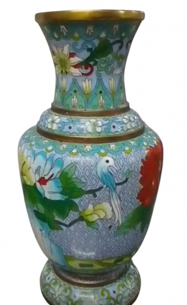 Antigo e raro vaso em Cloisonné, todo em bronze, pintado a mão com cenas orientais e filetes de ouro