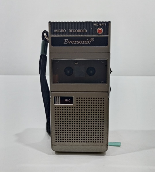 Antigo Mini Rádio Portátil AM/FM, Marca GE, Modelo 7-19
