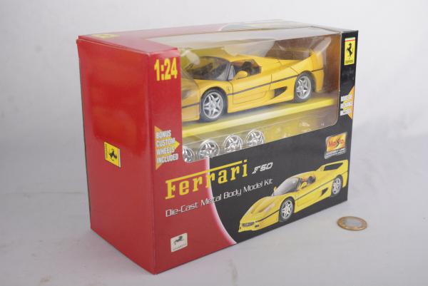Miniatura em escala 1:24 da Ferrari F50 (amarela), Maisto Assembly