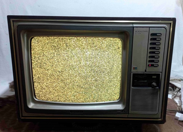 TELEVISOR TOSHIBA A CORES 16 POLEGADAS-CAIXA DE MADEIRA-MODELO NO