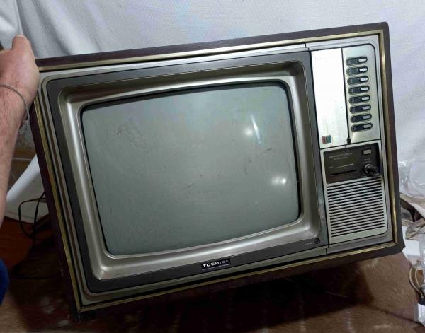 TELEVISOR TOSHIBA A CORES 16 POLEGADAS-CAIXA DE MADEIRA-MODELO NO