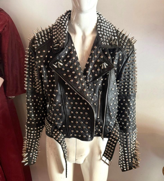 Jaqueta antiga preta de couro sintético, com spikes prateados