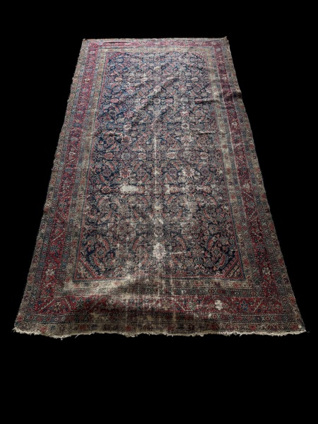 Tapete oriental multicolorido muito antigo, apresentando