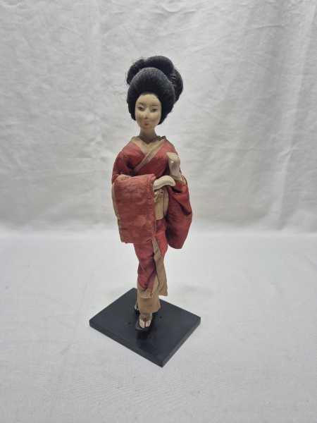 Antiga boneca japonesa em madeira com kimono, estilo gueixa, rica