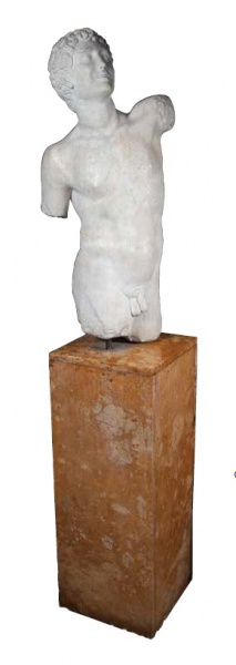 Escultura de mármore representando "Nu Masculino". Peça de datação não definida remetendo a