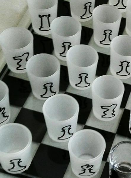 Jogo de xadrez em vidro , com tabuleiro ( 35 x 35 cm)