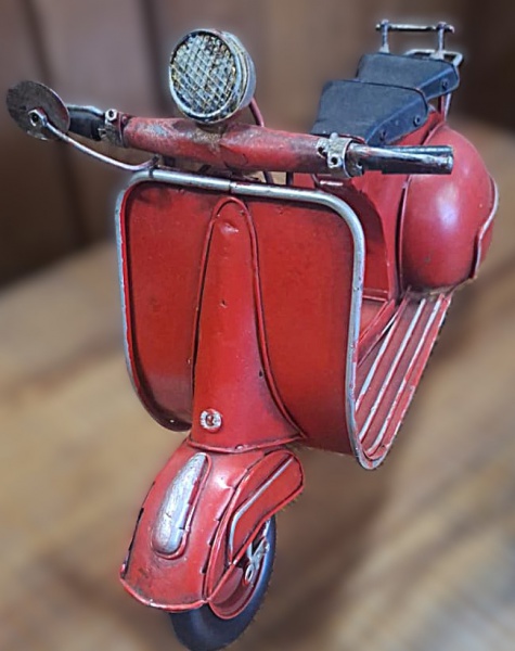 Colecionismo. Antiga Lambreta em metal. Com 35 cm de comprimento, 14 de largura e 22 de altura. Vermelha, em muito boa conservação. Peça rara. Original!