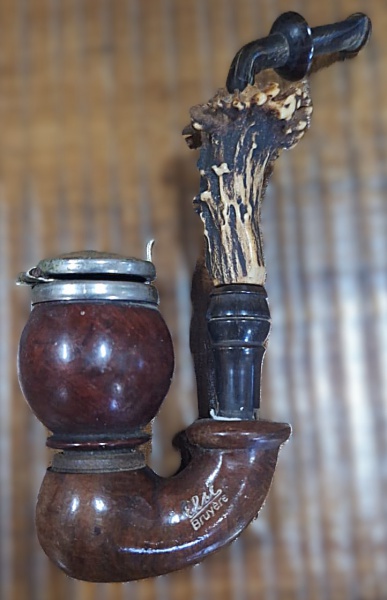 Tradicional cachimbo holandês, antigo, em cerâmica. 15 cm de altura.
