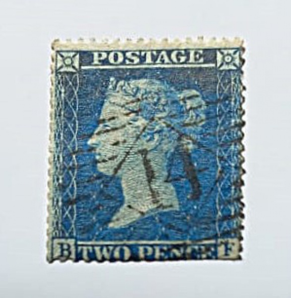Selo Estrangeiro. 2 Pence 1854/1855. Inglaterra. Usado. Perfuração 16. Azul escuro. 20 x 23 mm. Cotação: 250. Da série dos primeiros selos da Inglaterra. Escasso.