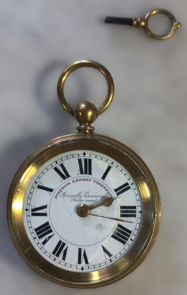 Relógio de bolso com corda à chave. Fabricação Suíssa, 1899. Raridade. Funcionando.  "Superior  Railway Timekeeper" refere-se a um relógio de bolso antigo feito na Suíça, projetado para ser um dispositivo de cronometragem altamente preciso e confiável para uso ferroviário. Caixa de latão.