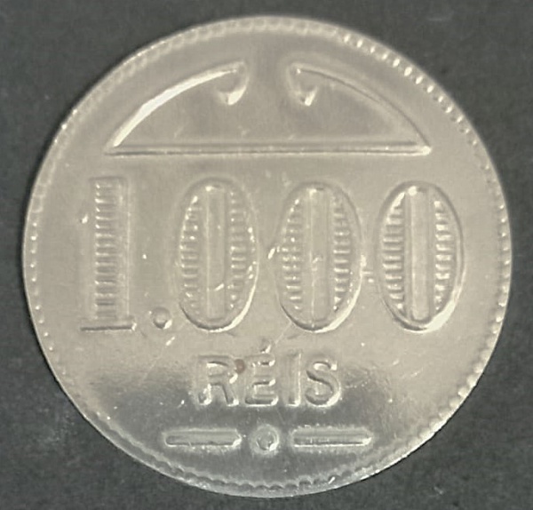 Moeda do Brasil. Ficha/Token Marion 1.000 réis, alpaca. SOB. Rara. Esta ficha foi utilizada como moeda circulante na região de Maratá (RS) e Vale do Rio do Peixe (Piratuba, SC), durante a década de 1950. Foi lançada como moeda particular pelo comerciante Albino Ko Freitag. Marion era o nome de sua filha. Restaram muito poucas porque a maioria foi recolhida pelo próprio Sr. Albino. Para saber a história completa acesse: http://colecionismo.com.br/site/index.php/elementor-598/Este exemplar não circulou e foi obtido de dentro do um cofre que foi do Sr. Albino em Maratá, no ano de 2012.