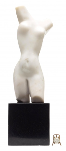 Bruno Giorgi (Mococa/SP, 1905  Rio de Janeiro/RJ), "Torso". Assinado. Mármore. Base de mármo