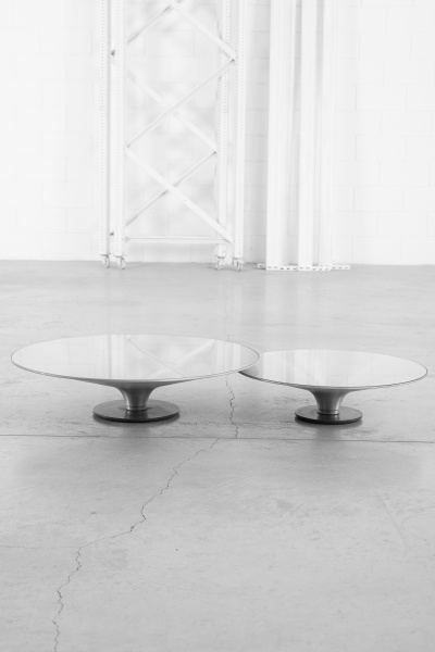 Vincenzo Maiolino - Roche Bobois - Conjunto com 2 mesas de centro Ovni. A mesa de cocktail OVNI é um design dinâmico de Vincenzo Maiolino que apresenta um cone oco único com acabamento em finas riscas circulares. A forma estende-se harmoniosamente até à base, que é equilibrada num disco de aço lacado. Maior com 90x23cm de altura e menor com 70x20cm de altura.