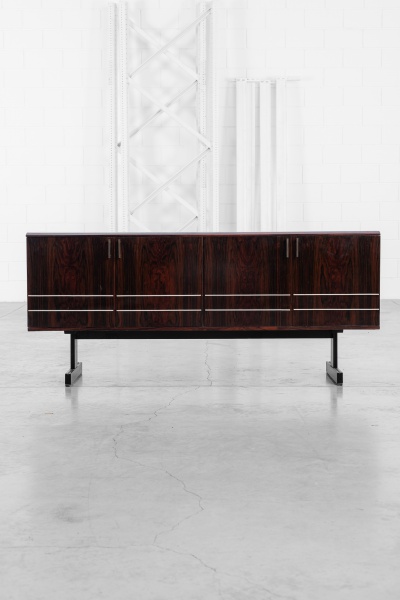 Móveis Cimo - 1960 - Buffet/Aparador executado em madeira compensada com laminado de jacarandá. Contendo quatro portas com duas listras brancas frontais. 190x47x84cm de altura.
