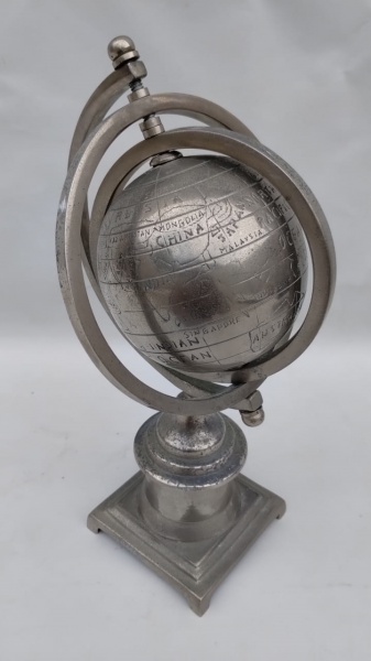 Lindo globo terrestre produzido em metal, o mesmo gira e as argolas tambem são móveis peça medindo 30 cm de altura.