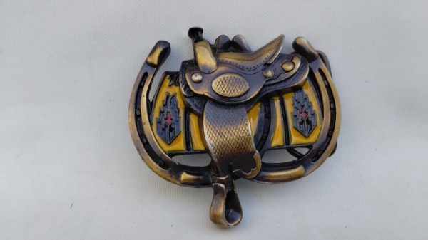 Lindissima fivela country em metal, SELA DE PEÃO EM ALTO RELEVO, made in USA, sem uso medindo 8x7