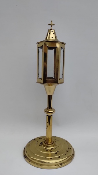 Lindissimo tocheiro original sextavado em metal normalmente usado em altar, partes dourada da base apresenta pequenas oxidações. Peça mede 65 de altura podendo ser regulado até 75cm, base mede 27cm  de diametro e pesa um total de 8kgs.
