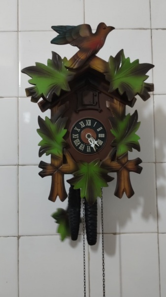 Lindo relógio cuco, um tipo de relogio de pêndulo conhecido por marcar as horas com som de um cuco e um passaro automatizado se move, os relogios cucos são originarios da floresta negra na alemanha, e são considerados um simbolo da cultura alemã, peça toda em madeira em excelente estado e  funcionando perfeitamente toca a cada 30 minutos (meia hora) e bate as badaladas correspondentes à hora quando ela está completa.