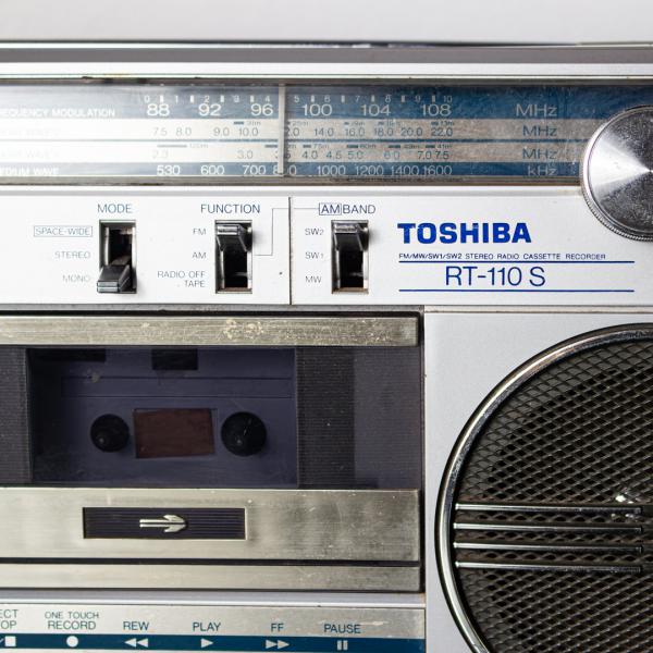 Gravador Toshiba vintage, com função toca-fitas e rádio AM/FM