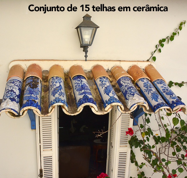<b>Conjunto de 15 antigas telhas </b>portuguesas em cerâmica, decoradas com pintura floral azul e branca. Peças em estado de uso, com desgastes, lascados e oxidação.
