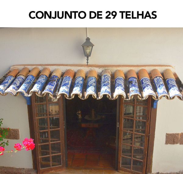 <b>Conjunto de 29 antigas telhas </b>portuguesas em cerâmica, decoradas com pintura floral azul e branca. Peças em estado de uso, com desgastes, lascados e oxidação.