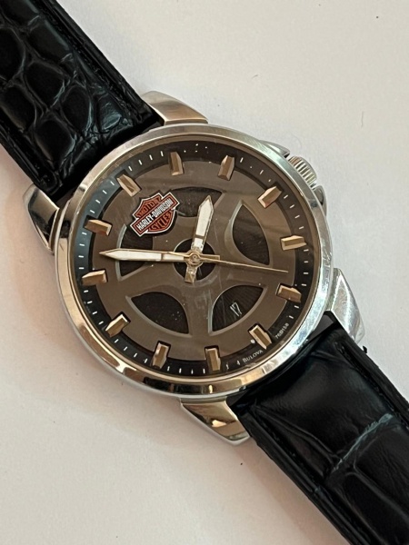 RELOGIO HARLEY DAVIDSON QUARTZ MASCULINO, ACO, COURO. 39MM