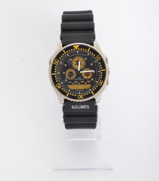 CITIZEN -VINTAGEN - Referência 8946 - Série Ouro. Em Muito Bom Estado e Funcionando. Pulseira de Resina. Item de Coleção.