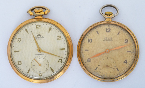 2 Relógios de Bolso Sendo 1 Mondaine Com Linda Caixa em Plaque Or Medindo 48,0mm e Outro Levis Com Caixa em Plaque Or Medindo 45,0mm. Parados - Vendido no Estado.