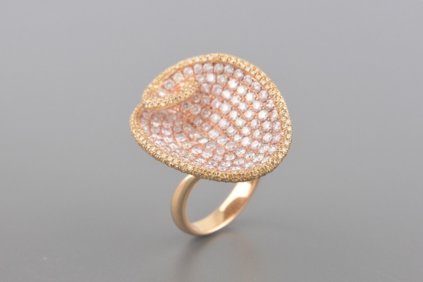 Anel em Ouro Rose 18k com Aprox. 4.53ct de Diamantes Brancos e Amarelos - Aro 16 / Largura 28mm - Pe