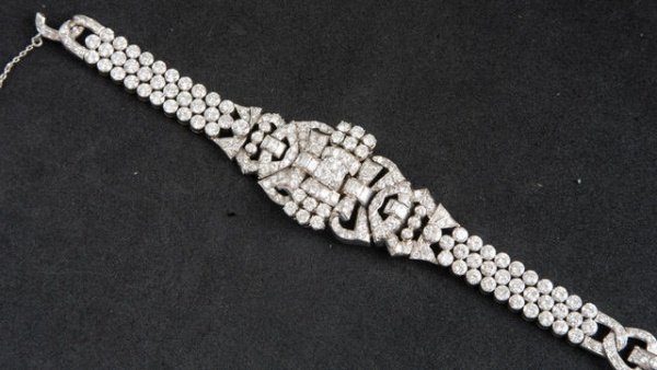 PULSEIRA ART DÉCO DE QUALIDADE EM PLATINA. COM UM BRILHANTE CENTRAL DE APROX 1,17 QUILATES COR "