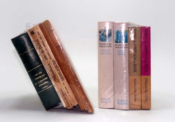 Conjunto de livros, autores diversos, dez peças, medindo 18x24cm. Autores: Pinto de Aguiar e Luís da Câmara Cascudo, entre outros. Manoel Pinto de Aguiar (19101991), no campo literário, Pinto de Aguiar foi um membro da Academia de Letras da Bahia. Suas obras refletem seu profundo conhecimento em economia e história, com títulos como Aspectos da Economia Colonial e Bancos no Brasil Colonial. Luís da Câmara Cascudo (18981986), é considerado um dos maiores folcloristas, historiadores e etnógrafos do Brasil. Nascido em Natal, no Rio Grande do Norte, ele dedicou a vida a pesquisar e registrar a cultura popular brasileira, tornando-se uma autoridade no assunto.