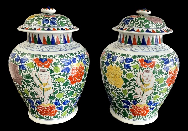 Par de Potiches chinês wucai 'He He boy' e tampa, todo decorado com flores de peônia em espi