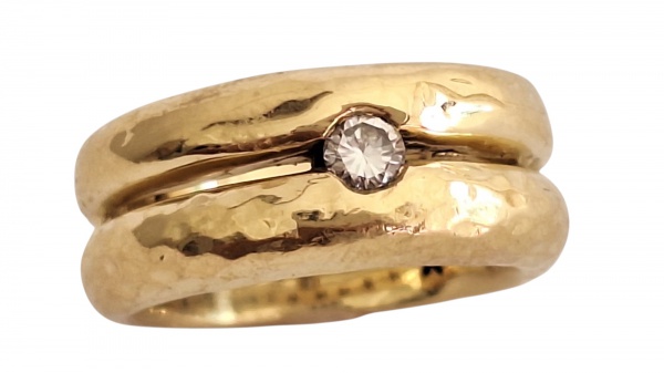 Joias . Anel em ouro amarelo 18K, adornado com diamantes, aro 1 foto 6