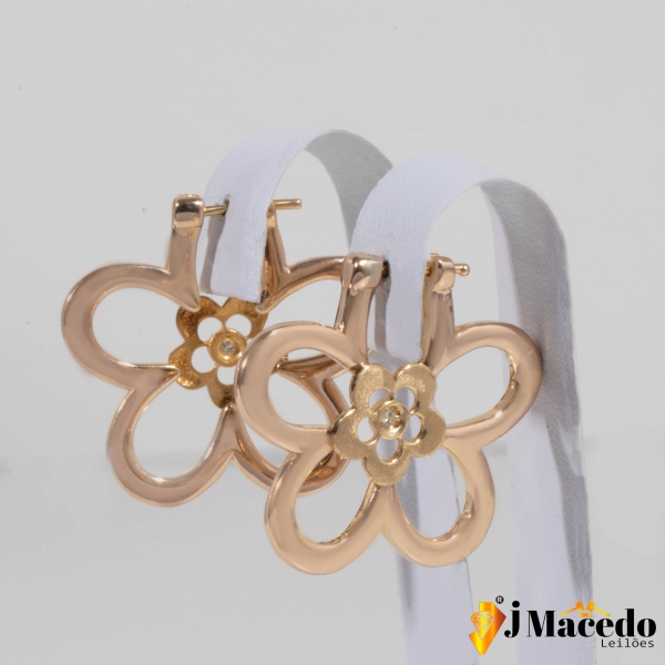 Brinco Ouro Amarelo 18k com diamantes tamanho 2,5cm Peso 3,9g. Acompnha o certificado JMACEDO LEILÕES