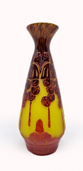 Verrerie Schneider. Le Verre Français. França, 1925 C. Excepcional, raríssimo e centenário vaso art déco francês em pasta de vidro nos tons amarelo e vermelho. Altura = 22 cm. Marcado na base LE VERRE FRANÇAIS. FRANCE. Estampilha fiscal brasileira colada no fundo, no valor de 500 reis, com o aparente ano de 1926 grafado a mão. Em perfeito estado de conservação.