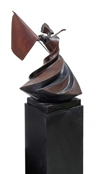 Dory Botteri (1928-2020). PORTA-ESTANDARTE. Escultura em bronze e base em granito preto. Altura da obra = 63 cm. Altura, com a base = 68 cm. Peso do conjunto = 33220g. Estandarte removível. Plaqueta metálica de identificação. Acompanha praticável preto em madeira e certificado assinado pelo filho da artista. Peso do praticável = 6060g. Medidas do praticável = 80 x 30 x 30 cm. Altura total, com o praticável = 143 cm.
