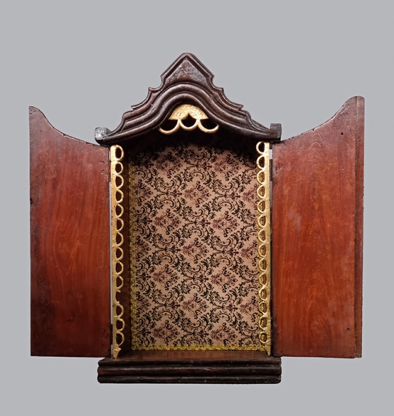 Brasil, século XIX-XX. Belíssimo oratório ermida em madeira com interior revestido em tecido floral, ao estilo Dom José tardio. Detalhes laterais em folha de ouro. Altura externa = 74 cm. Altura interna = 60 cm. Largura = 44 cm. Profundidade = 22 cm. Apresenta trinco. Em ótimo estado de conservação.