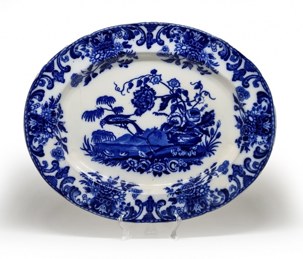W. T. Copeland, Inglaterra, 1927. Fabricação em outubro de 1927, segundo código O27, no verso. Espetacular, rara e quase centenária travessa em porcelana da prestigiosa marca inglesa. 39 x 31 cm. Em ótimo estado de conservação, à exceção de pequenino fio de cabelo. Marcada.