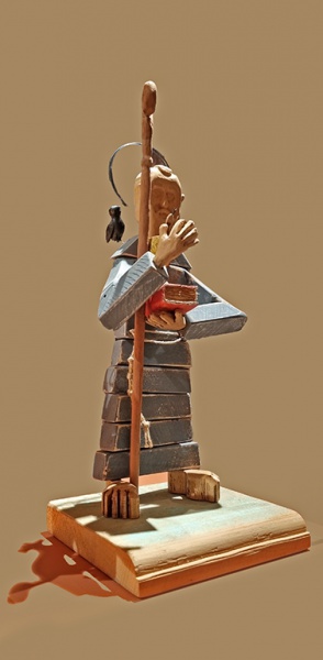 Pedro Soldatelli (artista popular ativo em Flores da Cunha/RS). SÃO BENTO ARTICULADO. Escultura articulada de madeira. Altura aproximada = 30 cm. Em perfeito estado de conservação. O santo se apresenta com alguns de seus atributos mais notáveis: o báculo, o livro, o corvo e o cálice envenenado.