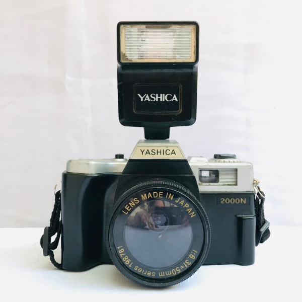 Antiga Câmera Fotográfica YASHICA com FLASH, Modelo 2000N, Lente